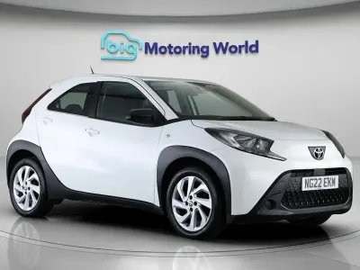 Używany Toyota Aygo X PURE 72 KM (52 kW) 2022 Biały SUV