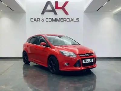 Usado Ford Focus Zetec 125 HP (91 kW) 2012 Vermelho Citadino
