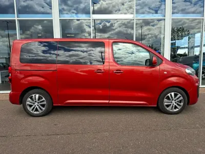 Używany Peugeot Traveller Allure 175 KM (128 kW) 2020 Czerwony Minivan