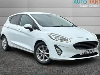 Begagnad Ford Fiesta Zetec 70 HK (51 kW) 2017 Vit Halvkombi