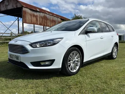 Gebraucht Ford Focus Zetec 125 PS (91 kW) 2017 Weiß Kombi