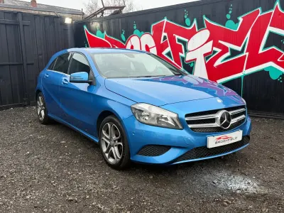 Używany Mercedes A180 109 KM (80 kW) 2014 Niebieski Hatchback