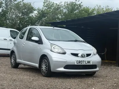 Gebraucht Toyota Aygo 54 PS (39 kW) 2007 Silber Kleinwagen