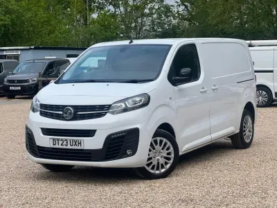 Second-hand Vauxhall Vivaro 100 CP (73 kW) 2023 Alb Monovolum
