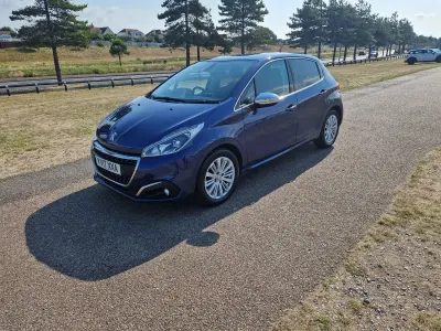 Używany Peugeot 208 Allure 2017 Niebieski Hatchback