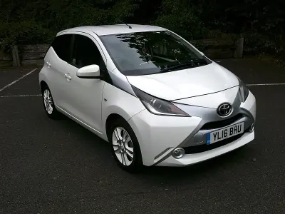 Usado Toyota Aygo X-pure 69 CV (50 kW) 2016 Blanco Utilitario
