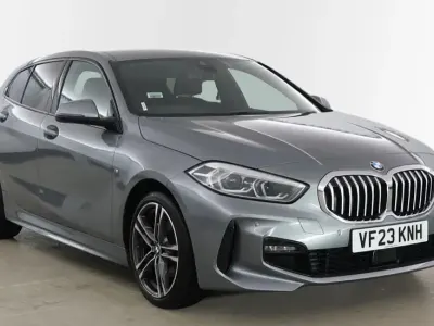 Usado BMW 118 M Sport 134 HP (98 kW) 2023 Cinzento Citadino