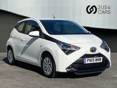 Usado Toyota Aygo X-play 71 HP (52 kW) 2019 Branco Citadino