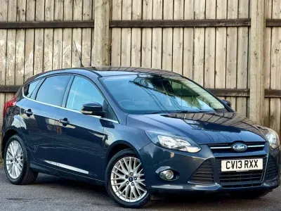 Begagnad Ford Focus Zetec 125 HK (91 kW) 2013 Grå Halvkombi