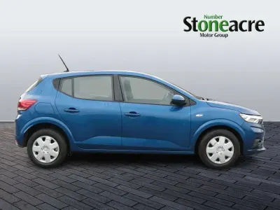 Usado Dacia Sandero Comfort 91 CV (66 kW) 2022 Azul Utilitario