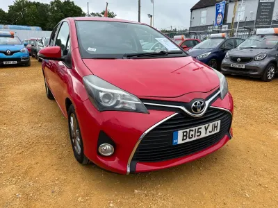 Used Toyota Yaris 99 HP (72 kW) 2015 Red Hatchback