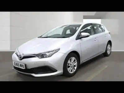 Used Toyota Auris Active 90 HP (66 kW) 2015 Silver Hatchback