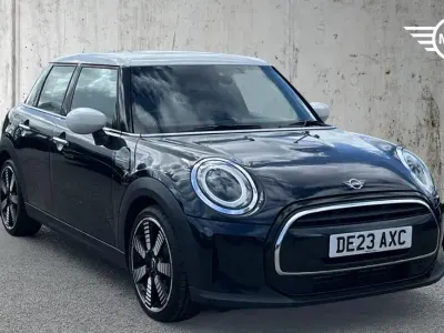 Usado Mini Cooper Exclusive 134 CV (98 kW) 2023 Negro Utilitario