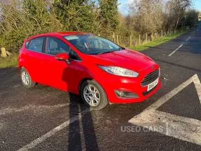 Used Ford Fiesta Zetec 75 HP (55 kW) 2016 Red Hatchback