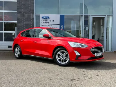Begagnad Ford Focus Zetec 2019 Röd Halvkombi