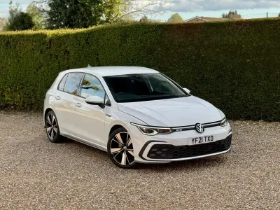 Begagnad VW Golf VII GTD 2021 Vit Halvkombi