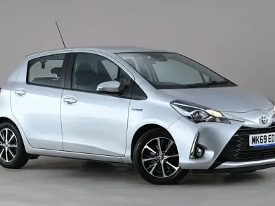 Used Toyota Yaris Hybrid 101 HP (74 kW) 2019 Silver Hatchback