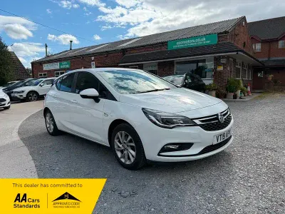 Used Vauxhall Astra Design Edition 105 HP (77 kW) 2019 White Hatchback