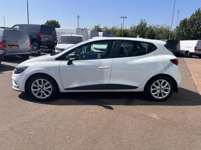 Used Renault Clio Play 90 HP (66 kW) 2017 White Hatchback