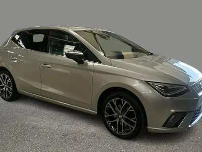 Usado Seat Ibiza XCELLENCE Lux 110 CV (80 kW) 2023 Plateado Utilitario