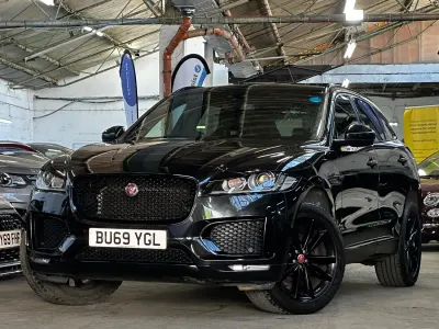 Begagnad Jaguar F-Pace Chequered Flag 180 HK (132 kW) 2019 Svart SUV