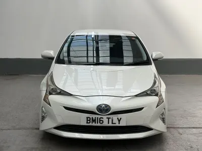 Used Toyota Prius 70 HP (51 kW) 2024 White Hatchback
