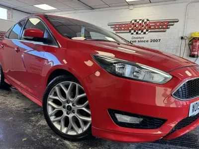 Used Ford Focus Zetec 125 HP (91 kW) 2015 Red Hatchback