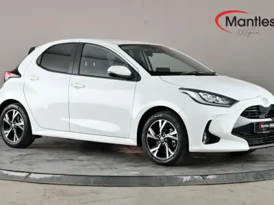 Begagnad Toyota Yaris Design 116 HK (85 kW) 2024 Vit Halvkombi