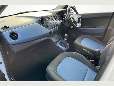 Used Hyundai i10 Premium 86 HP (63 kW) 2016 White Hatchback
