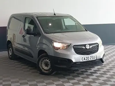 Usado Vauxhall Combo Edition 100 HP (73 kW) 2020 Cinzento Monovolume