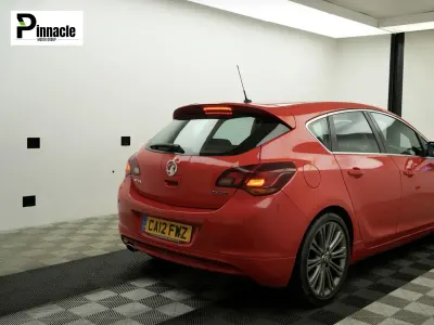 Second-hand Vauxhall Astra SRi 165 CP (121 kW) 2012 Roșu Hatchback