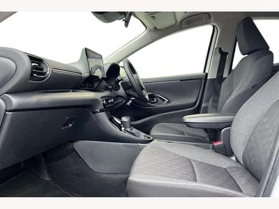 Used Toyota Yaris Hybrid Design 116 HP (85 kW) 2024 White Hatchback