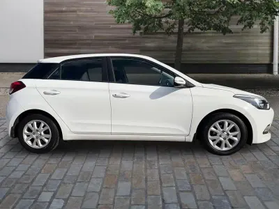 Used Hyundai i20 SE 82 HP (60 kW) 2016 White Hatchback