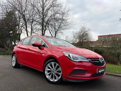 Begagnad Vauxhall Astra 2016 Röd Halvkombi