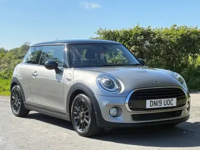 Usado Mini Cooper Classic 136 CV (100 kW) 2019 Plateado Utilitario