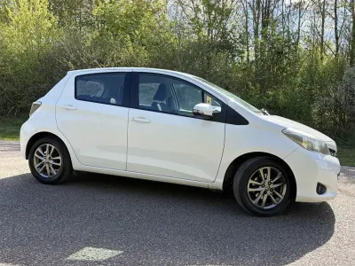 Begagnad Toyota Yaris Plus 99 HK (72 kW) 2014 Vit Halvkombi