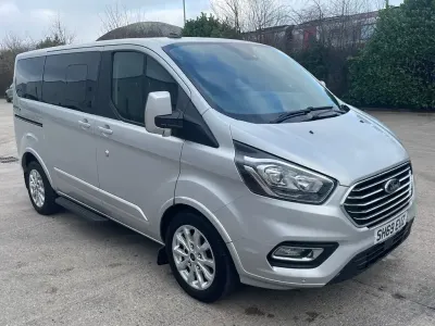 Usado Ford Tourneo Titanium 130 CV (95 kW) 2020 Plateado Monovolumen