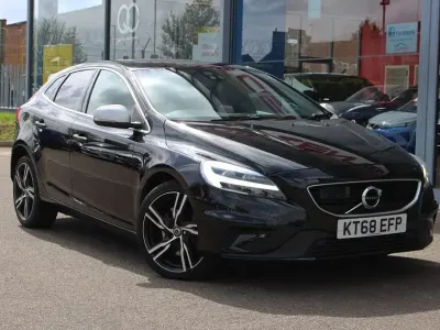 Gebraucht Volvo V40 R-Design Pro 152 PS (111 kW) 2019 Schwarz Kleinwagen
