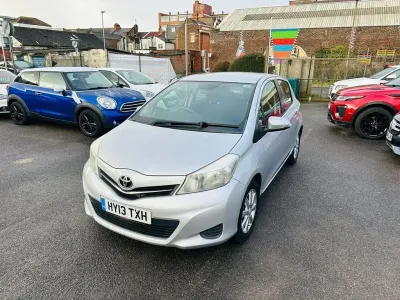 Używany Toyota Yaris 101 KM (74 kW) 2013 Srebrny Hatchback