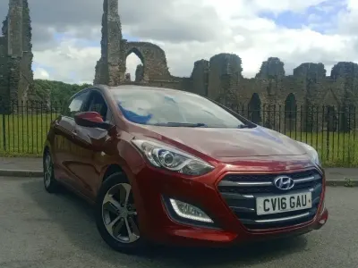 Used Hyundai i30 SE 100 HP (73 kW) 2016 Red Hatchback