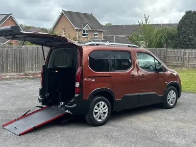 Begagnad Peugeot Rifter Allure Premium 2021 Brun Minibuss