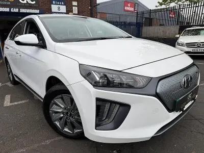 Begagnad Hyundai Ioniq Premium 100 kW (136 HK) 2023 Vit Halvkombi