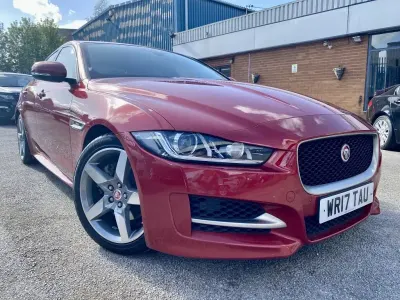 Begagnad Jaguar XE R-Sport 180 HK (132 kW) 2017 Röd Sedan