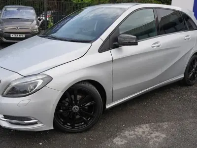 Usado Mercedes B180 109 CV (80 kW) 2014 Plateado Monovolumen