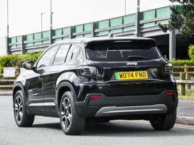 Begagnad Jeep Avenger EV Summit 113 kW (154 HK) 2025 Svart SUV