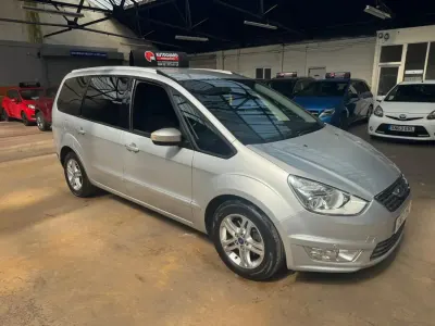 Usado Ford Galaxy Zetec 140 CV (102 kW) 2013 Plateado Monovolumen
