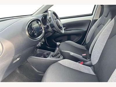 Used Toyota Aygo X PURE 72 HP (52 kW) 2023 White SUV