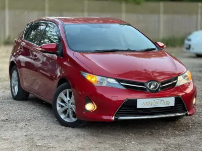 Usado Toyota Auris 2025 Vermelho Citadino