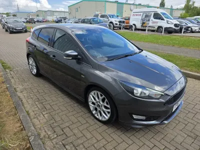 Usado Ford Focus ST-Line 150 HP (110 kW) 2017 Cinzento Citadino