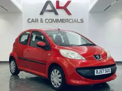 Begagnad Peugeot 107 68 HK (50 kW) 2007 Röd Halvkombi